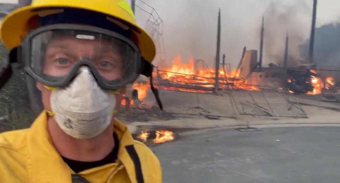 Multiple Homes Are Burning as Los Angeles Firefighters Are Having