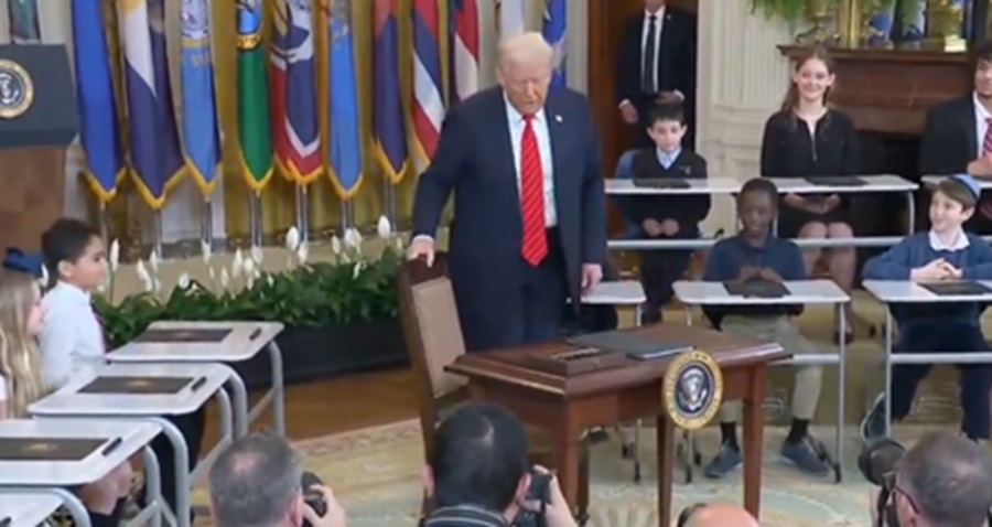 BREAKING: Trump Signs Order to Dismantle Department of Education (VIDEO ...